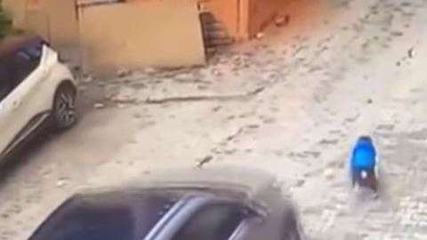 El pequeño se encontraba jugando fuera de su casa.