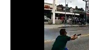 El aficionado mexicano no tuvo deparo en dispararle a los oficiales.