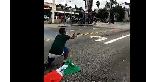 El aficionado mexicano no tuvo deparo en dispararle a los oficiales.