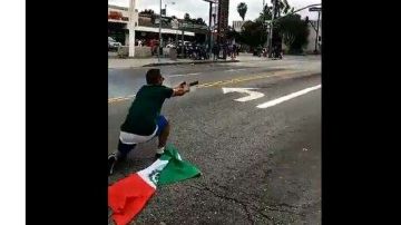 El aficionado mexicano no tuvo deparo en dispararle a los oficiales.