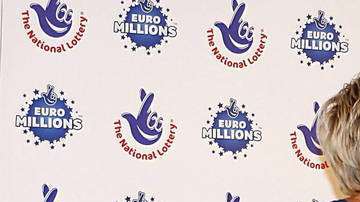 Adrian y Gillian llevaban un matrimonio feliz hasta antes de ganarse la lotería.