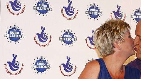 Adrian y Gillian llevaban un matrimonio feliz hasta antes de ganarse la lotería.