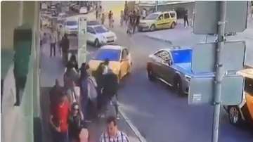 El taxi se subió sobre la acera y atropelló a ocho personas