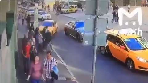 El taxi se subió sobre la acera y atropelló a ocho personas