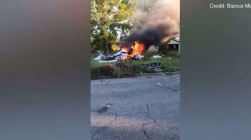 La avioneta ardía en llamas cuando el joven logró salir.