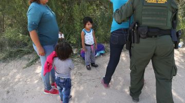 Agrentes de la Patrulla Fronteriza detienen a migrantes en McAllen, Texas.