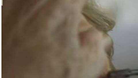 Den ayuda a su esposa a verse siempre guapa,