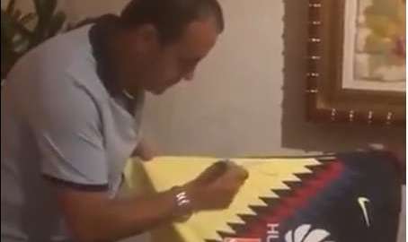 Cuauhtémoc Blanco le regaló una playera del América autografiada a López Obrador