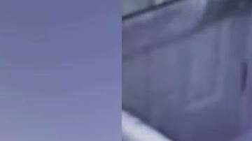 Se aprecia el rostro fantasmal de una niña.