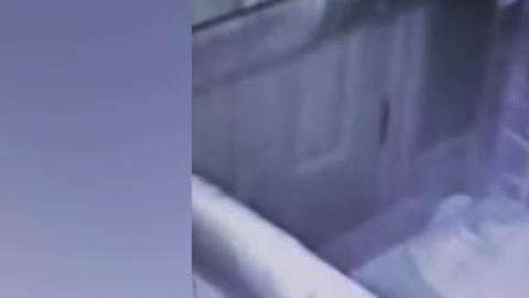 Se aprecia el rostro fantasmal de una niña.