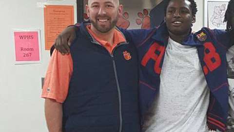 El director de una escuela recibe un regalo muy especial de parte de sus alumnos.