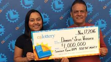 Damaris Vazquez y su papá muestran el premio que ganaron con Scratchers.