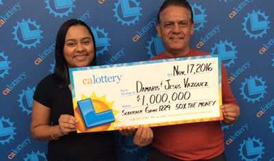 Damaris Vazquez y su papá muestran el premio que ganaron con Scratchers.