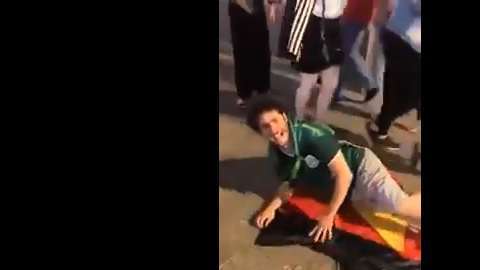 "Debryanshow" simuló tener sexo con una bandera alemana