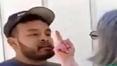 La atacante alegó que le estaban dejando escombros en su patio.