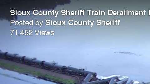 El derrame ocurre en una vía inundada en el río Rock de Iowa.