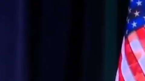 El presidente Trump abrazó la bandera tras defender su política migratoria.