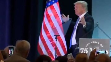 El presidente Trump abrazó la bandera tras defender su política migratoria.