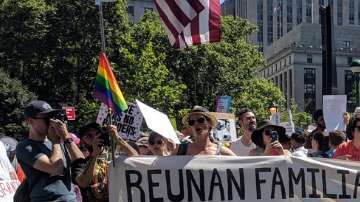 Los manifestantes pidieron la reunificación de más de 2,000 niños con sus padres.