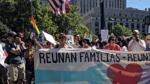Los manifestantes pidieron la reunificación de más de 2,000 niños con sus padres.