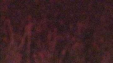 El sargento de policía Donald Boice atendiendo a un bebé durante un accidente de tráfico.