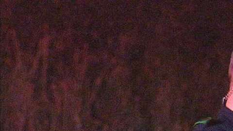 El sargento de policía Donald Boice atendiendo a un bebé durante un accidente de tráfico.