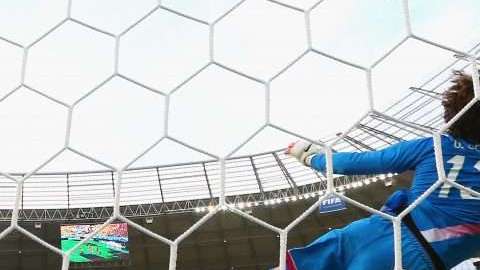 El mexicano Guillermo le hace una atajada imposible a Neymar en Brasil 2014.  (Foto: Robert Cianflone/Getty Images)
