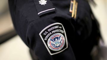 Los oficiales de CBP revisan a detalle a visitantes de EEUU.