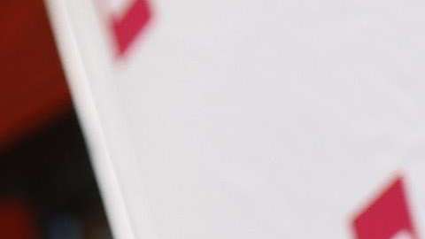 La empresa reconoció que el dueño de una franquicia colocó el anuncio.