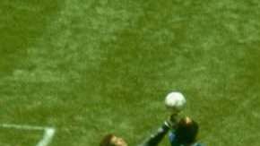 El argentino Diego Maradona y Peter Shilton en la postal inolvidable de 'La mano de Dios'.  (Foto: Allsport/Getty Images)