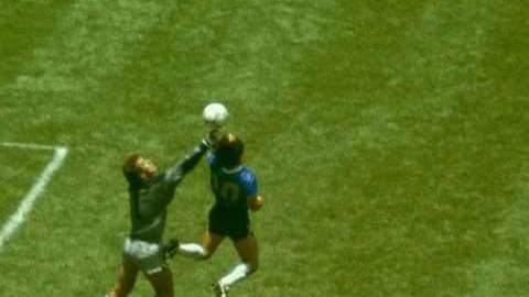 El argentino Diego Maradona y Peter Shilton en la postal inolvidable de 'La mano de Dios'.  (Foto: Allsport/Getty Images)