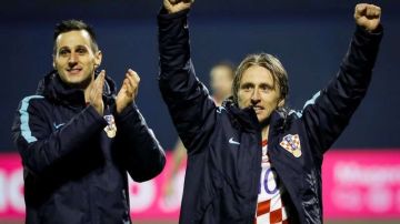 Los croatas Luka Modric y Nikola Kalinic durante un partido eliminatorio rumbo a Rusia 2018. (Foto: Srdjan Stevanovic/Getty Images)