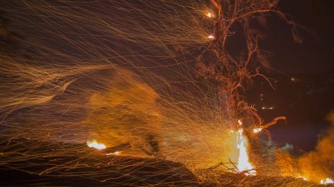 Altas temperaturas y aire muy seco van en contra de los bomberos.