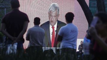 López Obrador lidera las encuestas con más de 30 puntos de ventaja.