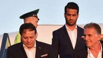 El entrenador de Irán Carlos Queiroz sale del avión en el aeropuerto Vnukovo de Moscú. (Foto:  Yuri KADOBNOV / AFP/Getty Images)