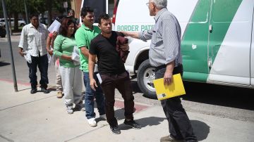 Rubén García, director de Annunciation House, (d) recibe a los padres inmigrantes.