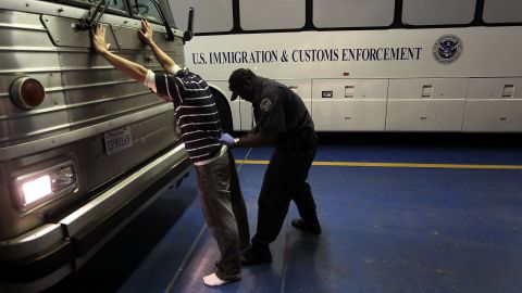 ICE traslada a inmigrantes hacia una prisión federal en California.