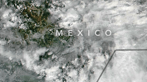 La columna de cenizas de 9 millas pasó a través de las nubes.