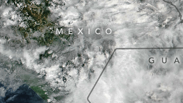 La columna de cenizas de 9 millas pasó a través de las nubes.