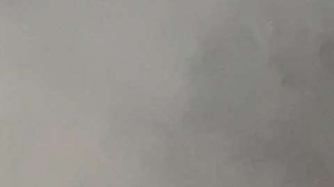 La fisura 8 del volcán Kilauea sigue arrojando lava.