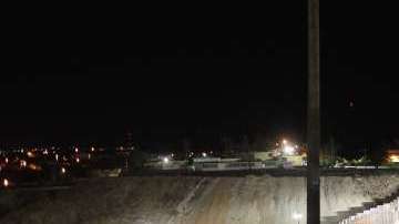 Miembros de la Guardia Nacional patrullan la frontera de EEUU con México en Nogales, Arizona.