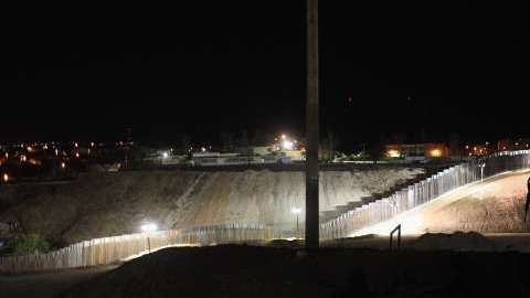 Miembros de la Guardia Nacional patrullan la frontera de EEUU con México en Nogales, Arizona.