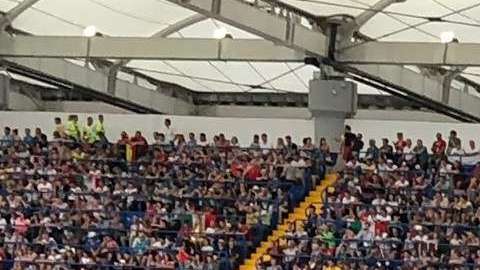 De este sector de las gradas en Rostov emergió un cántico que hace semanas era impensable.