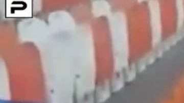 Aficionada japonesa recoge basura en la Mordovia Arena de Saransk.