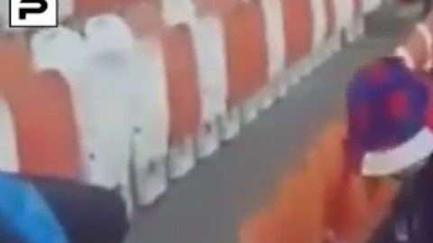 Aficionada japonesa recoge basura en la Mordovia Arena de Saransk.