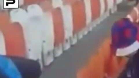 Aficionada japonesa recoge basura en la Mordovia Arena de Saransk.