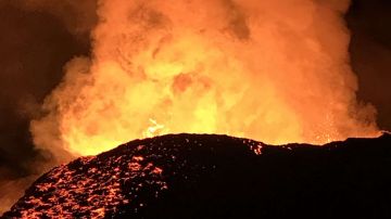 La fisura 8 del Kilauea lanza lava a 200 pies de altura el 19 de junio de 2018.
