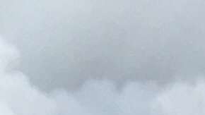 Globos de lava de la Fisura 8 del volcán Kilauea entrando al mar.