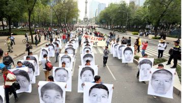 Exigen justicia para los 43 normalistas desaparecidos de Ayotzinapa.