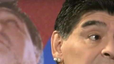 Diego Armando Maradona 'se pone la verde'.